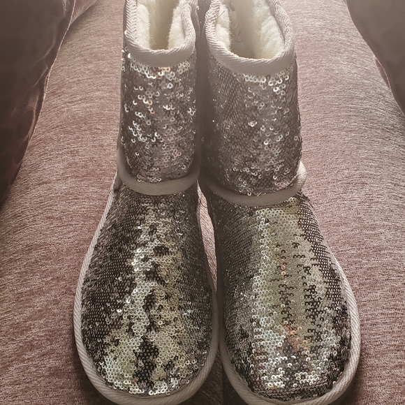 Boots - Picture 5 of 8